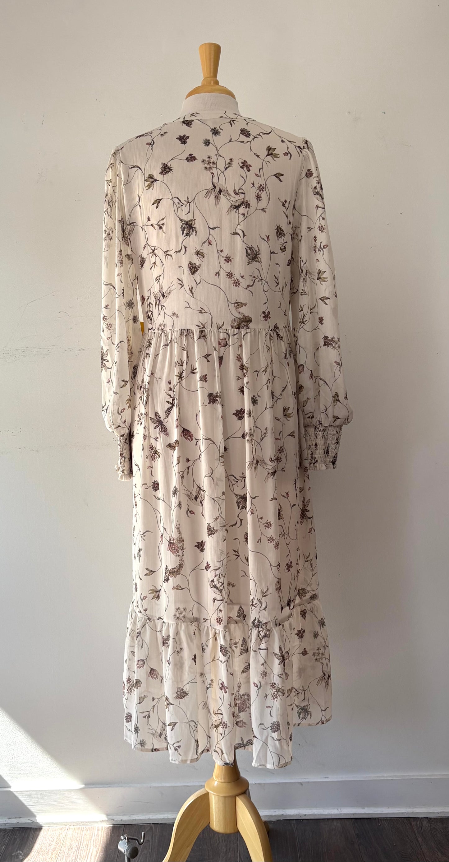 Robe longue beige pâle, motifs fleur, insecte, encolure en V, manche longue transparente, tissu léger | CCAY-38 (M)