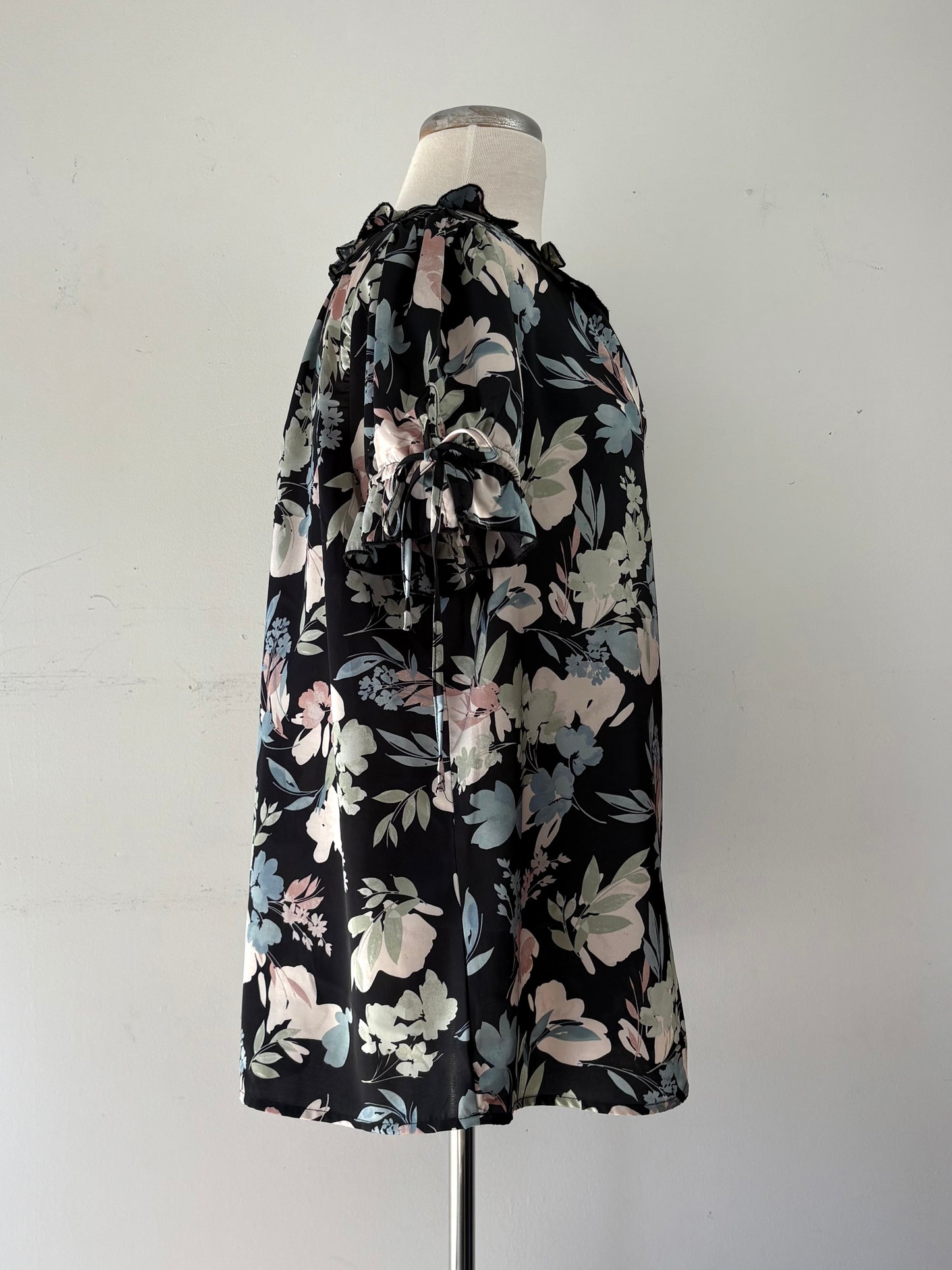 Haut fleuri fond noir, fleurs pastel, manches courtes | PINK-545 (1X)