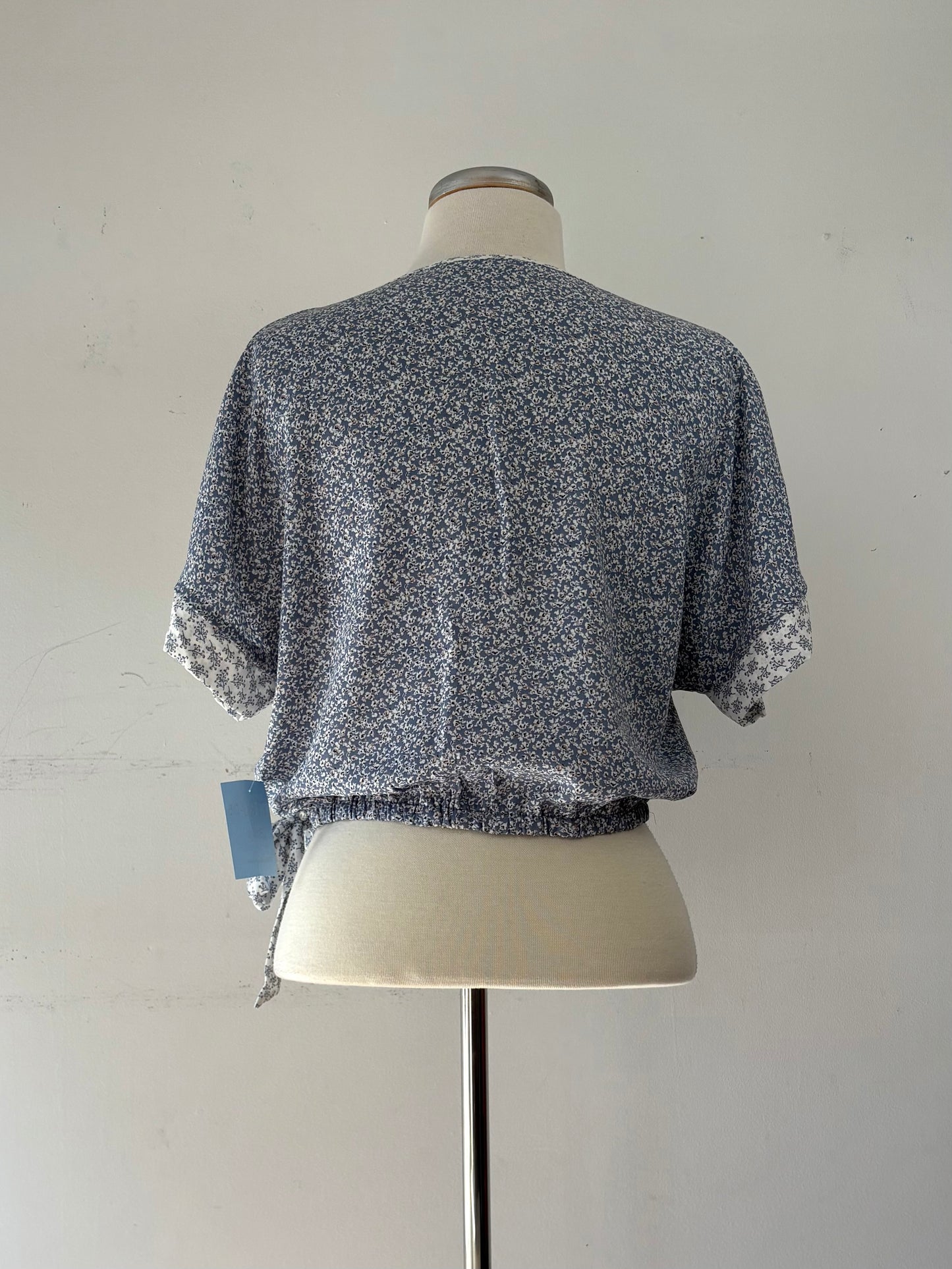 Top court bleu pâle motif, style cache-coeur, manche courte | TTRU-05 (M)