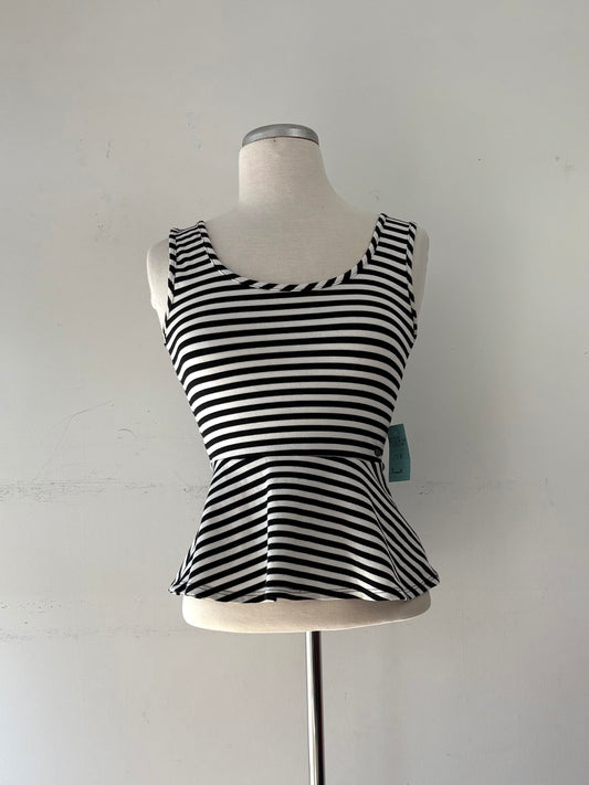 Camisole rayée noire/blanche, bretelles larges, encolure en rond, volant au bas | MDUB-24 (S)