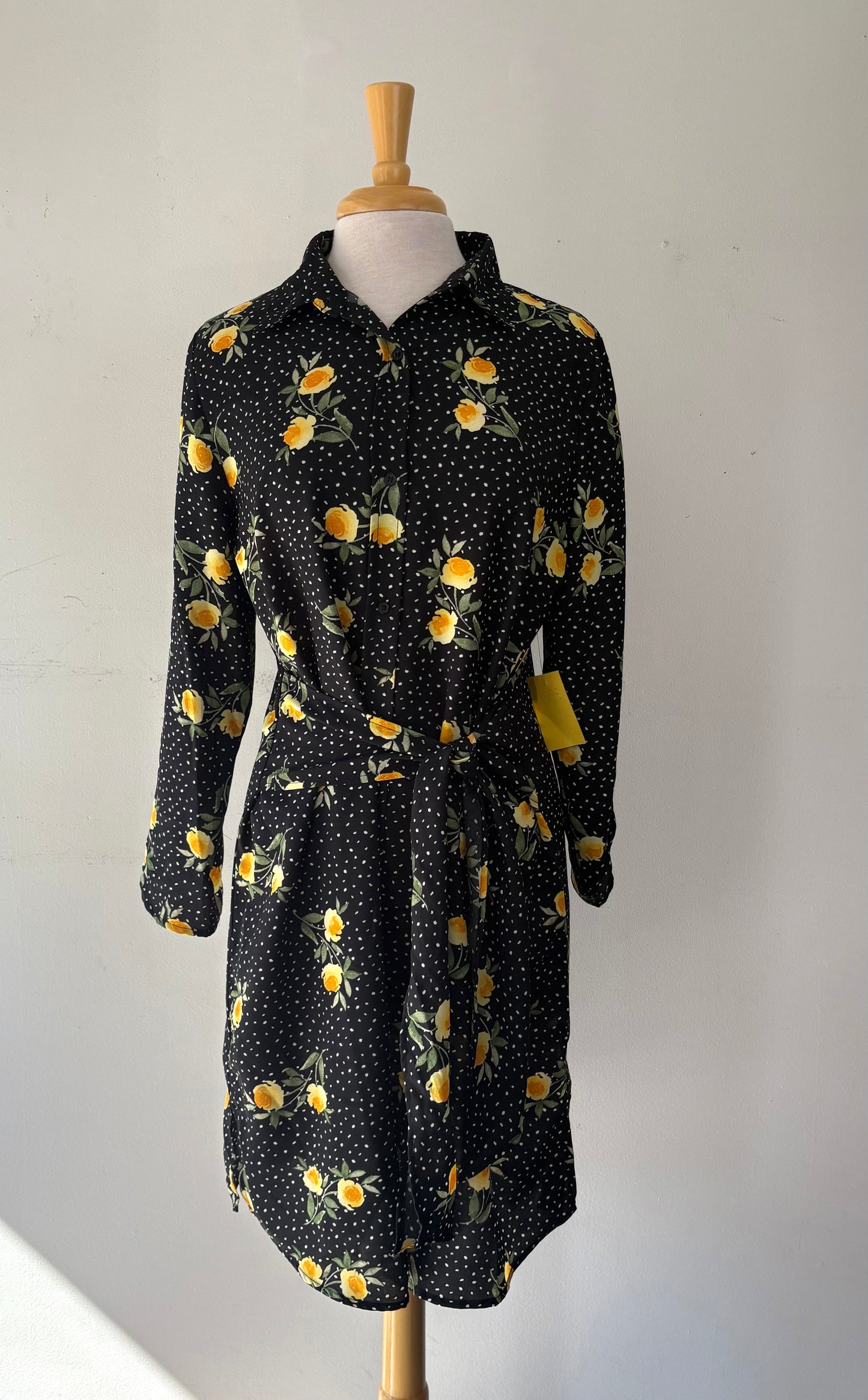 Robe chemisier, noire pois blanc, fleurs jaunes, manches longues, ceinture | JBEA-27 (XL)