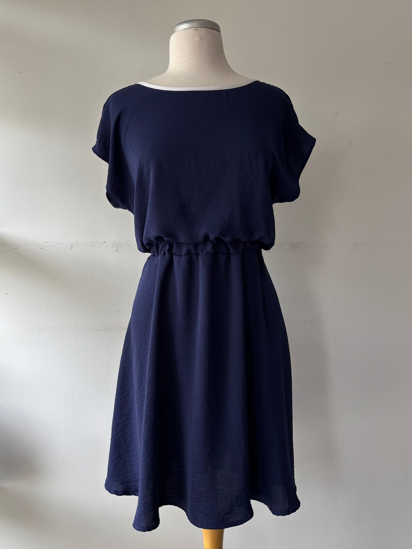 Robe courte, taille élastique marine | Maddie (Pinkmuchacha)
