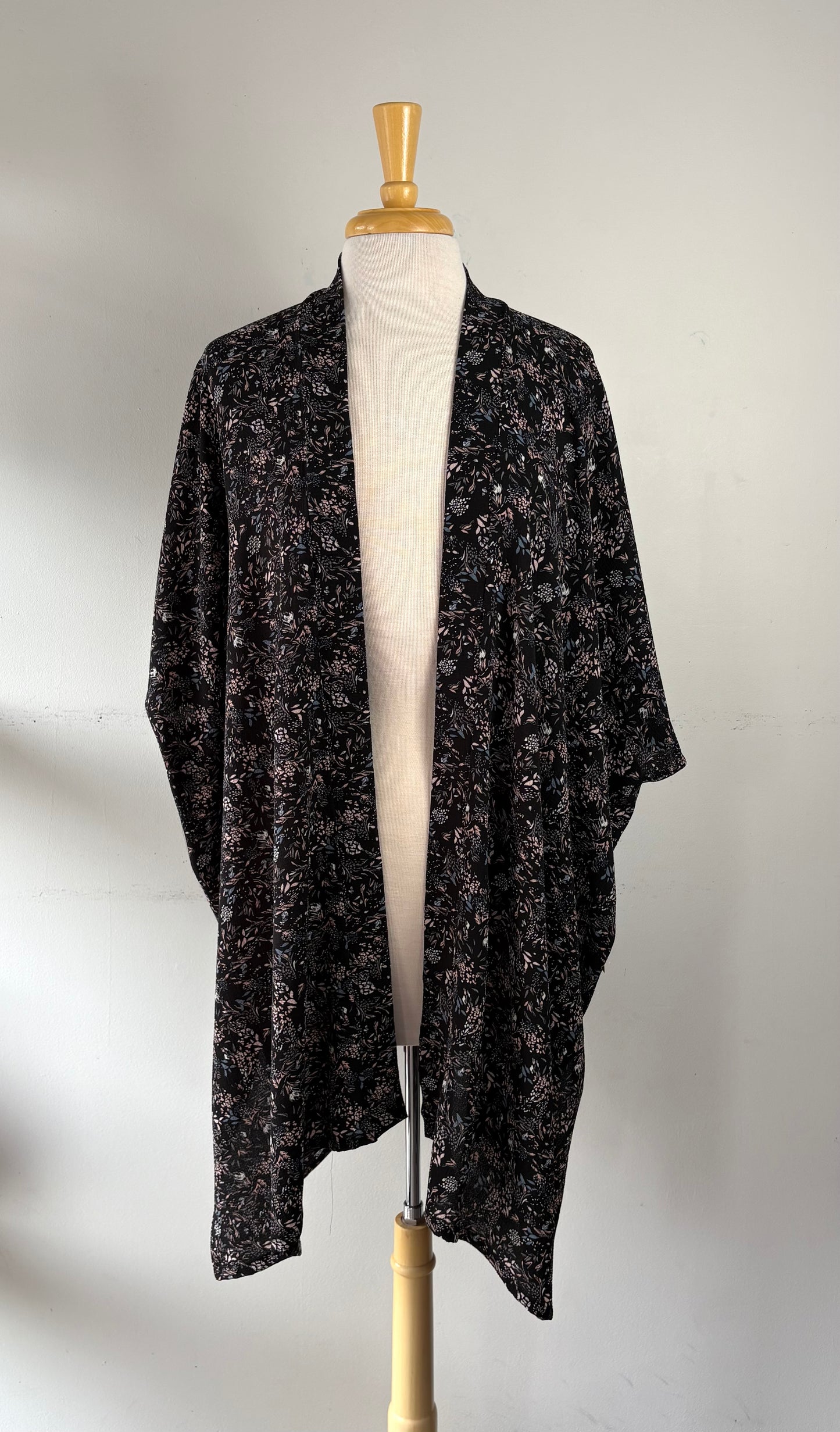 Kimono long fond noir fleuri | LDES-43 (O/S)