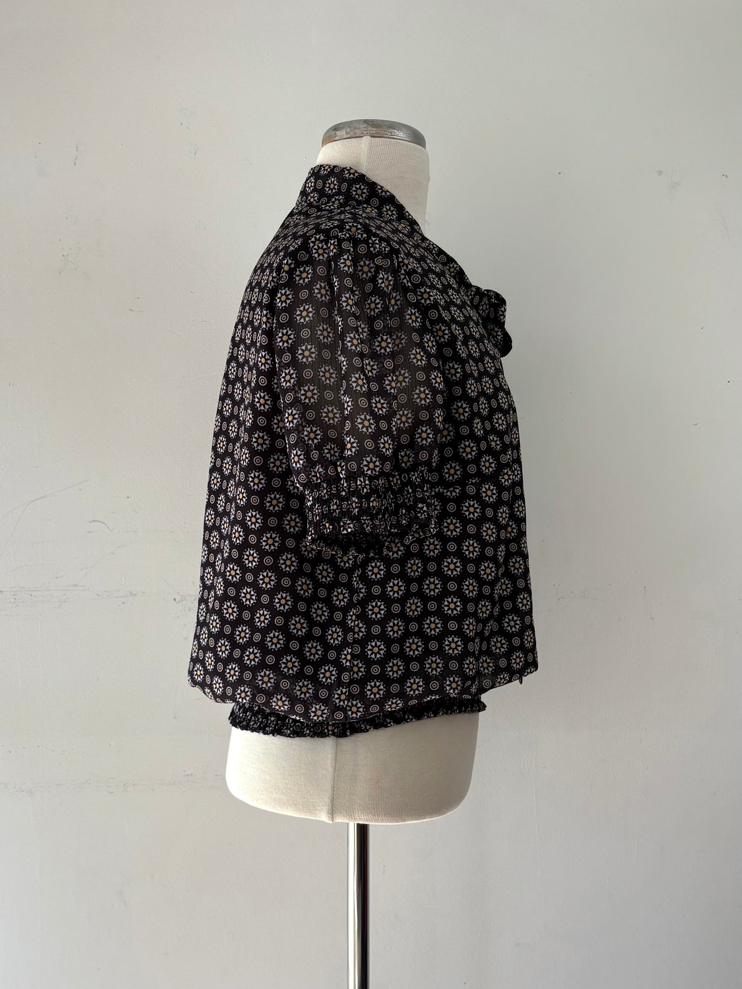 Blouse noire motif jaune, manche courte, encolure en V | ABEL-02(L)