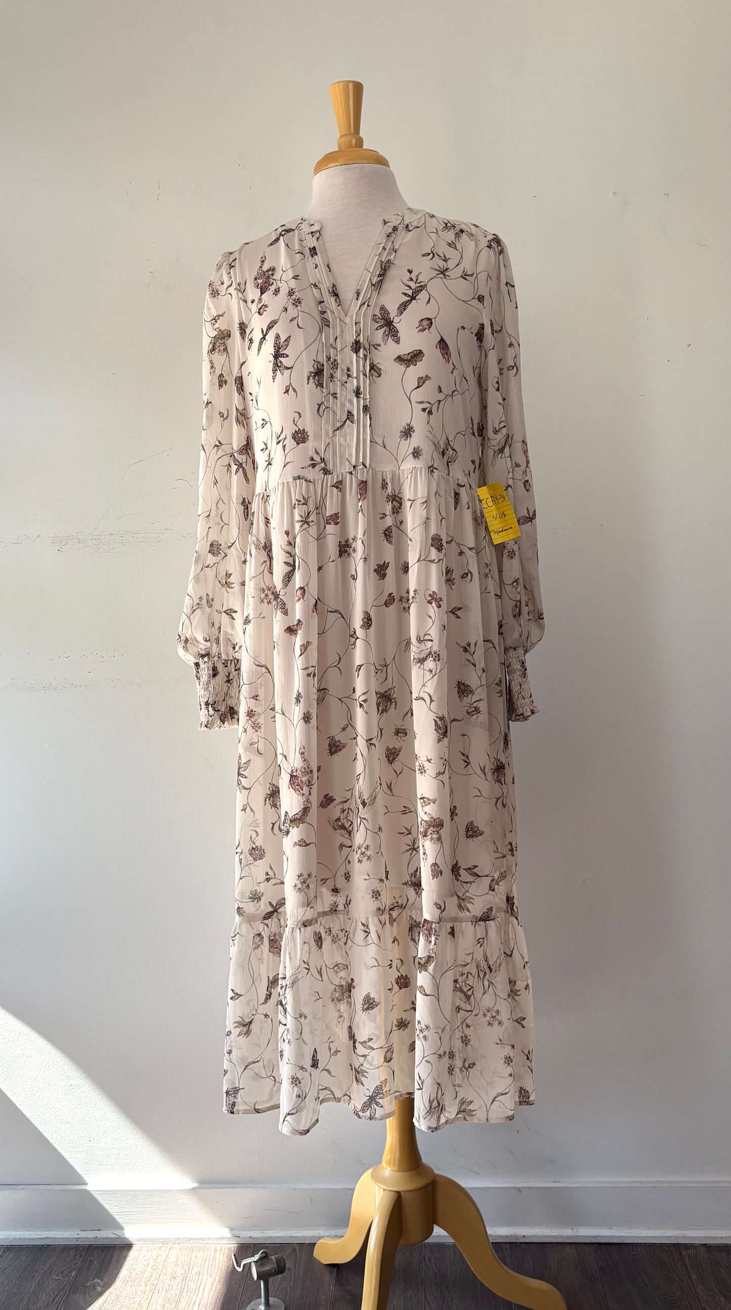 Robe longue beige pâle, motifs fleur, insecte, encolure en V, manche longue transparente, tissu léger | CCAY-38 (M)