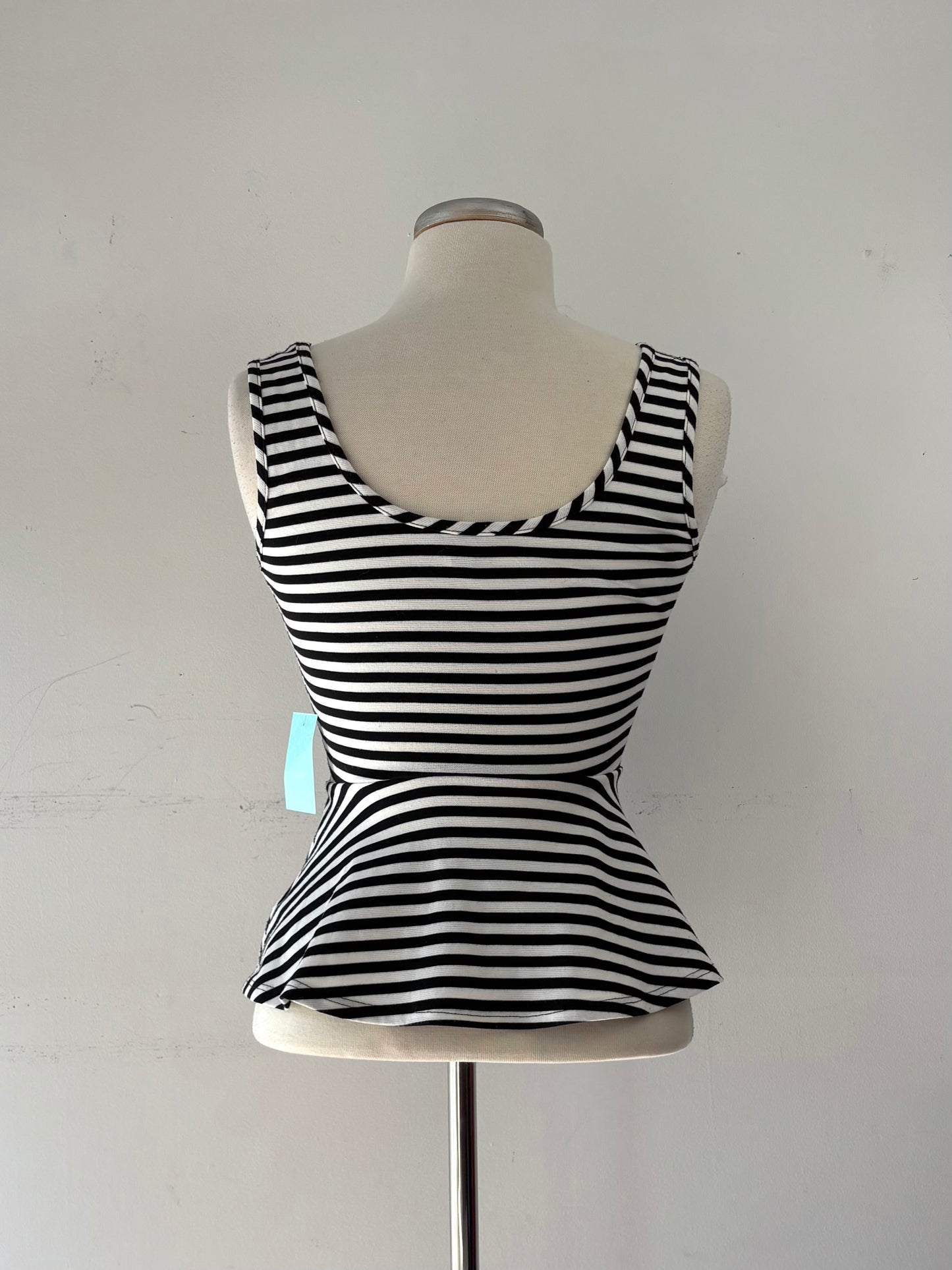 Camisole rayée noire/blanche, bretelles larges, encolure en rond, volant au bas | MDUB-24 (S)