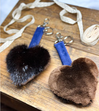 Charger l&#39;image dans la galerie, Porte-clé coeur en fourrure Hélènou
