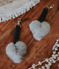 Charger l&#39;image dans la galerie, Porte-clé coeur en fourrure Hélènou
