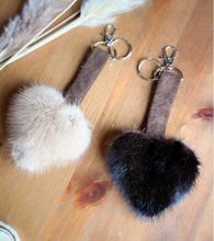 Charger l&#39;image dans la galerie, Porte-clé coeur en fourrure Hélènou
