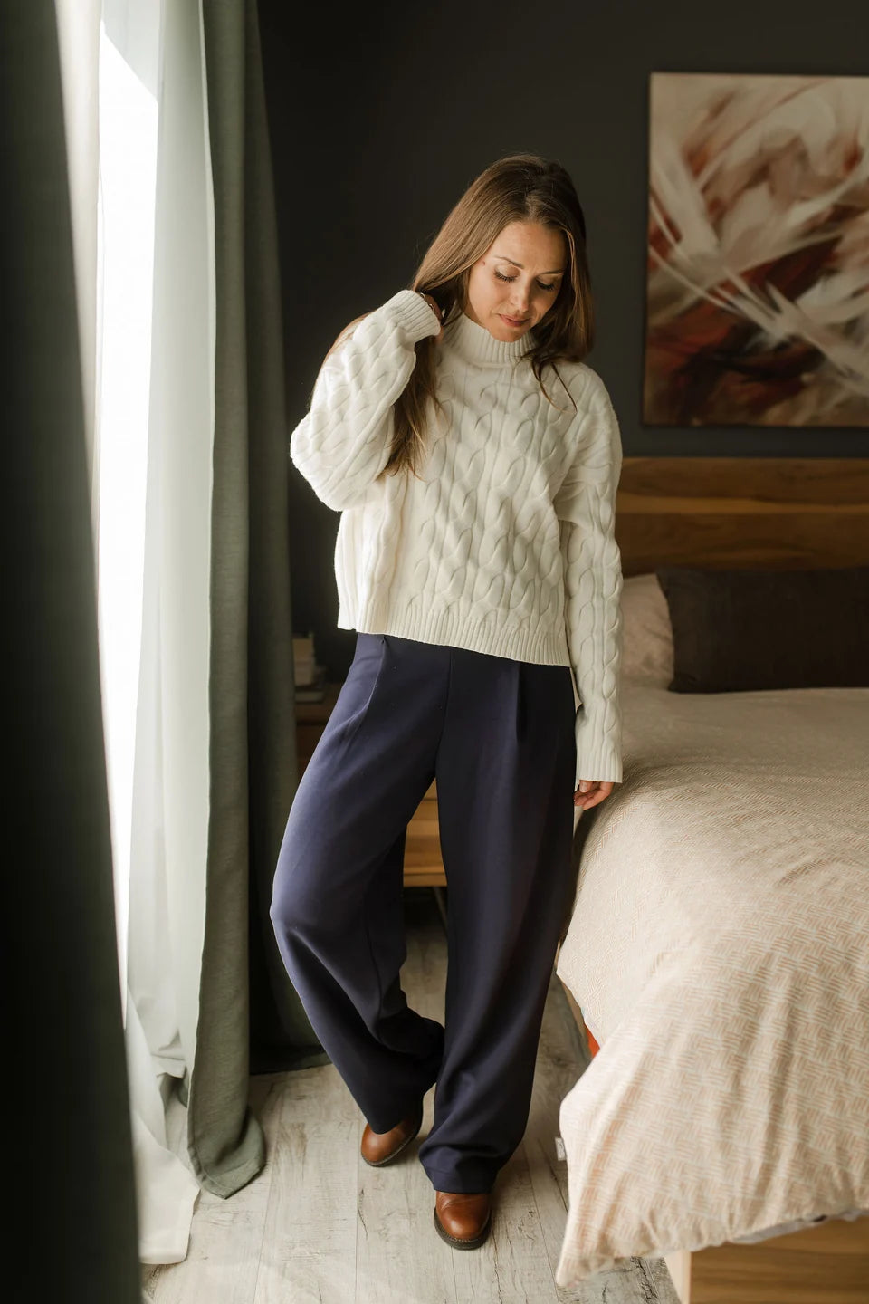 Chandail blanc cassé en maille torsadée, silhouette complète