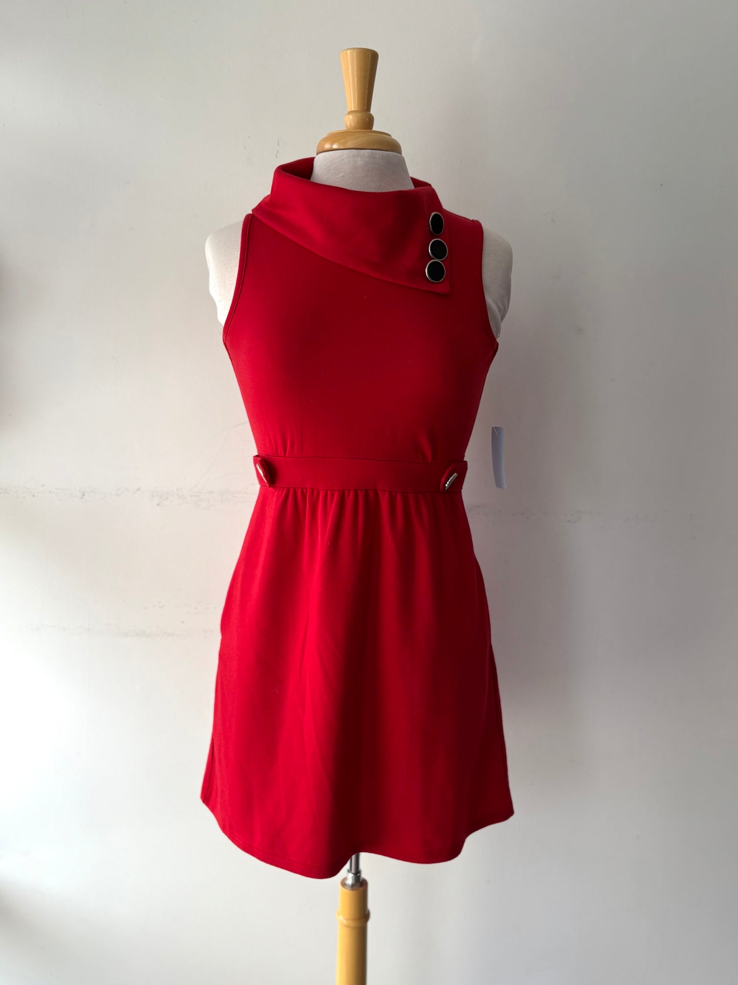 Robe rouge, pas manche, poche, col trois boutons un côté | PINK-446 (S)