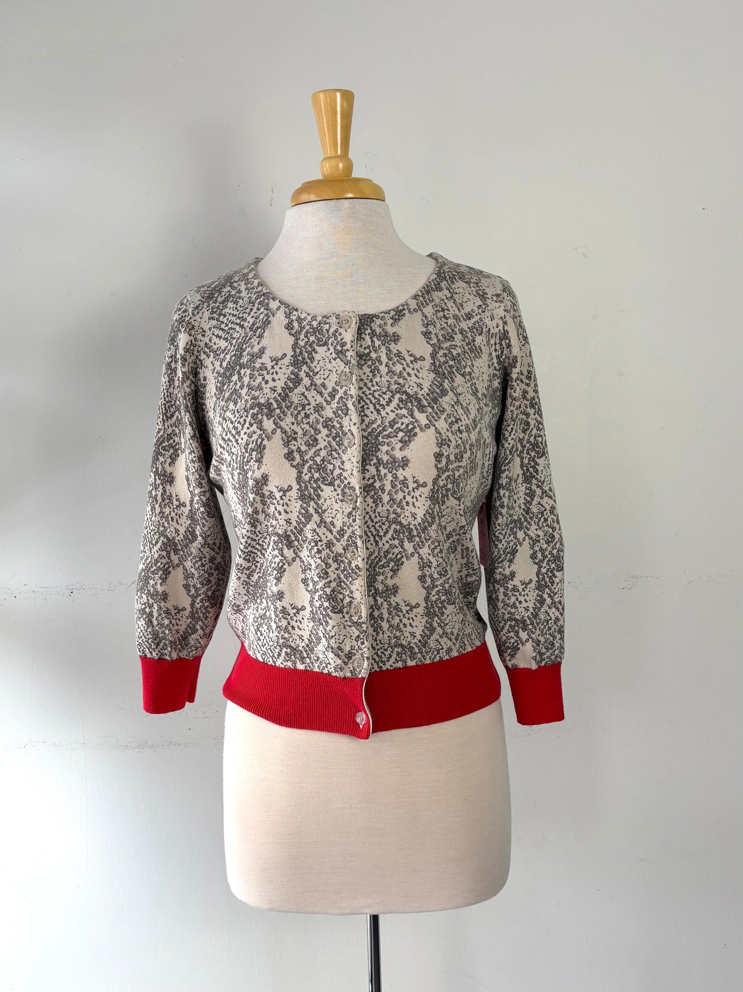 Veste crème, motif gris, bas manche rouge | PINK-472 (XL fait M)