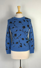 Charger l&#39;image dans la galerie, Chandail bleu fleurs lamé |PINK-273 (S)
