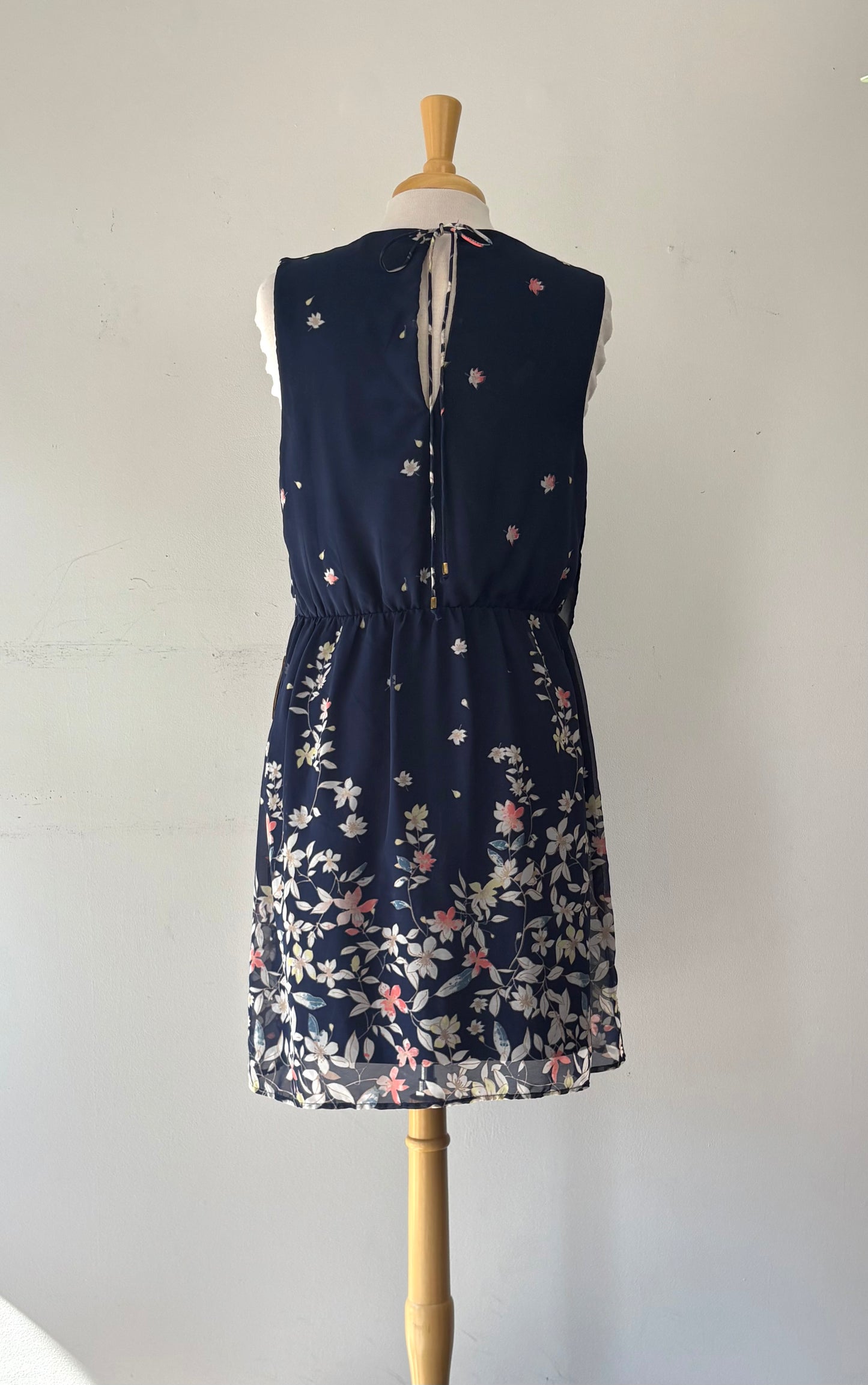 Robe marine, fleurie, taille élastique, pas manche, encolure en rond | JBEA-51 (L)