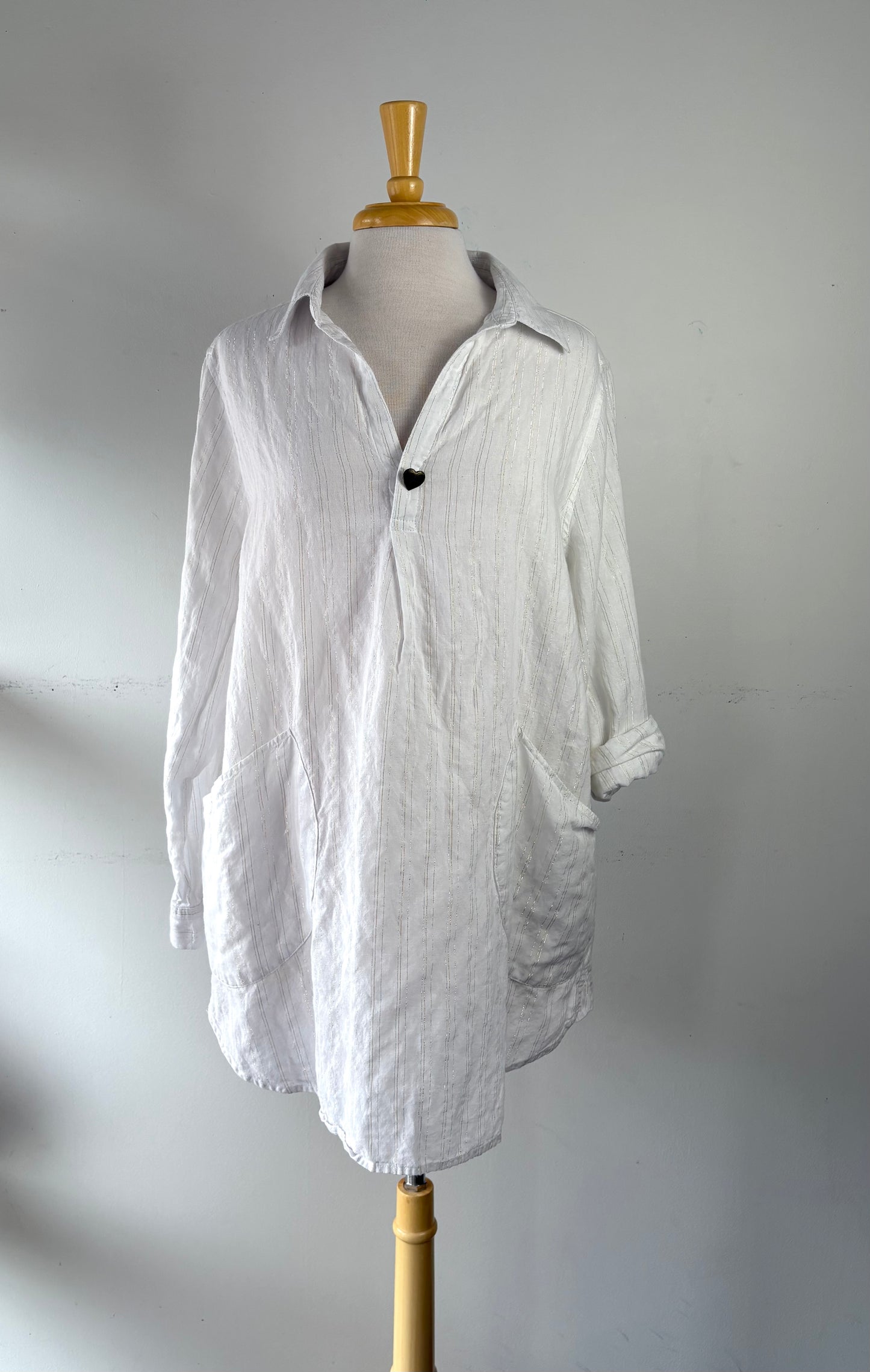 Tunique/chemise blanche, fil doré, manche longue, poche, encolure en V | MCAR-14 (2X)
