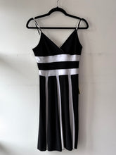 Charger l&#39;image dans la galerie, Robe lignée blanc et noir | LPAQ-17 (L)
