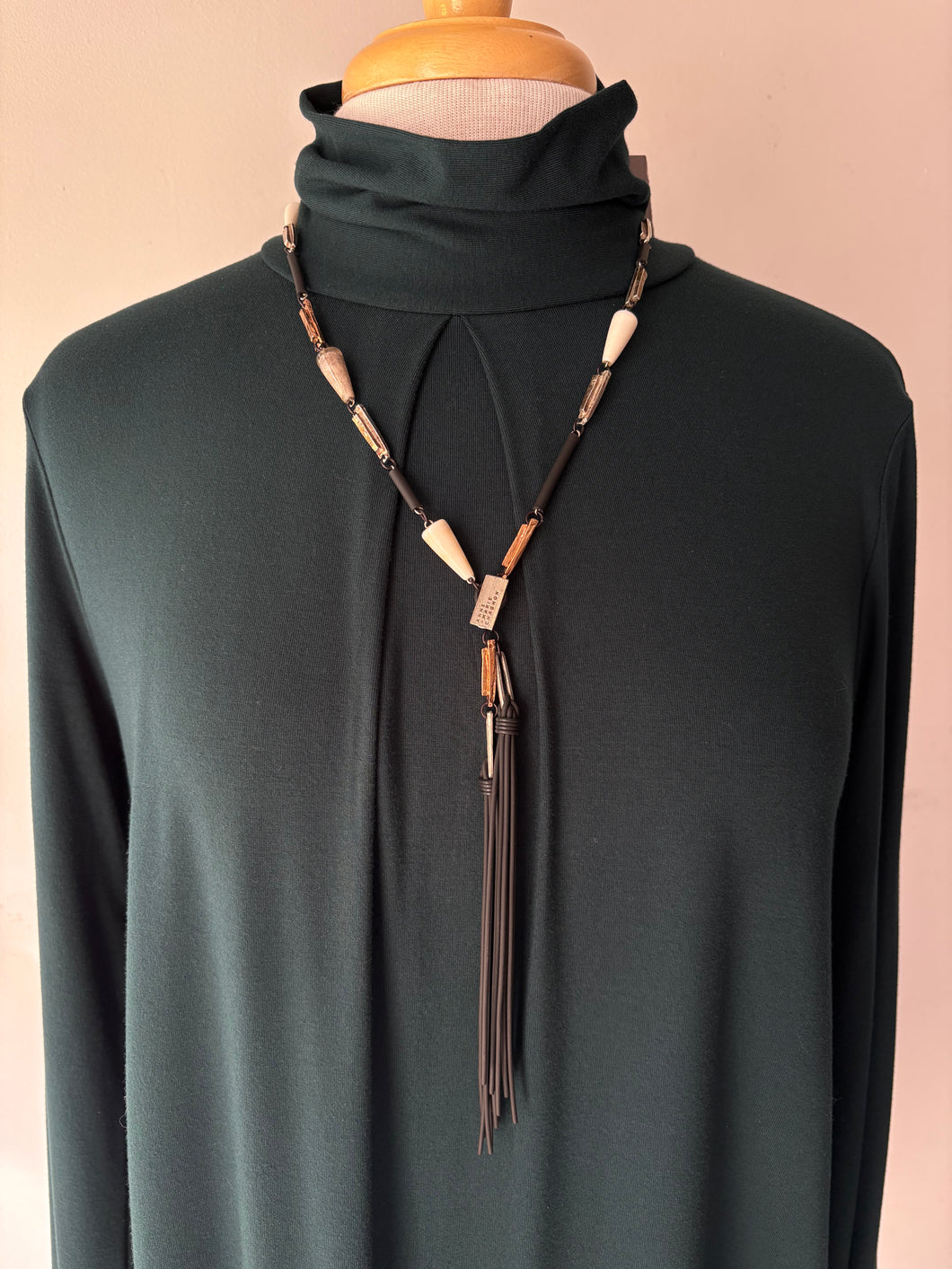 Collier long avec fines lanière noires | KCHAM-15