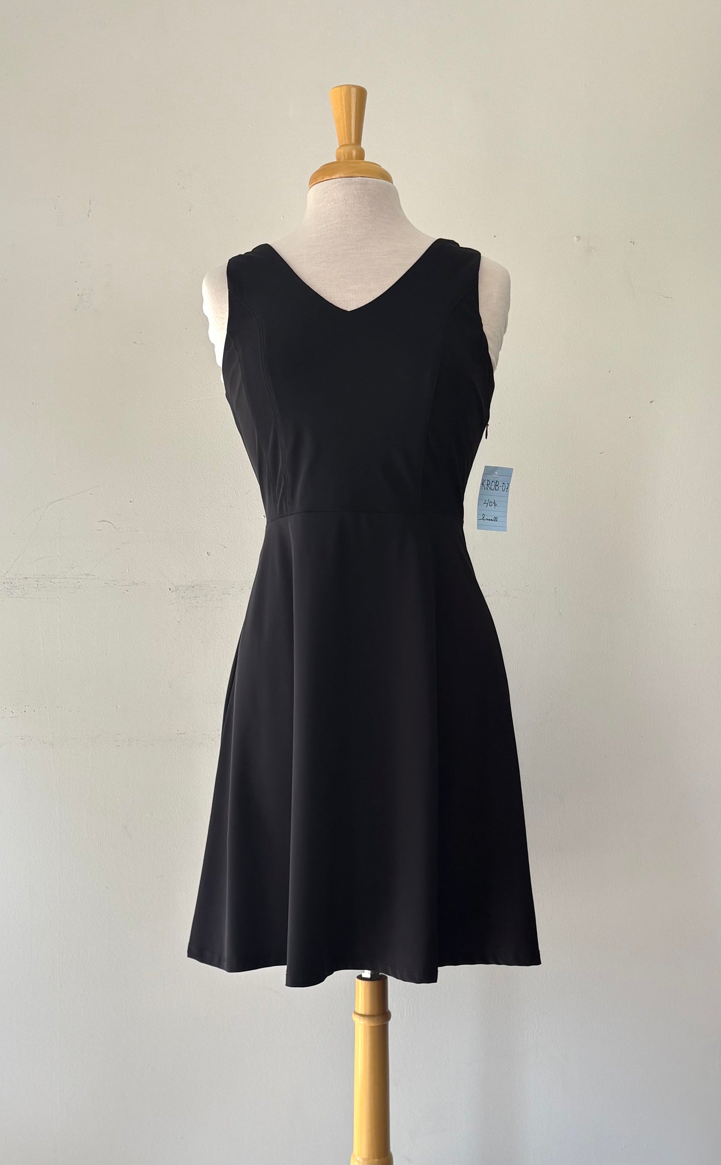 Robe noire, pas manche, encolure en V, bas évasé | KROB-07 (S)