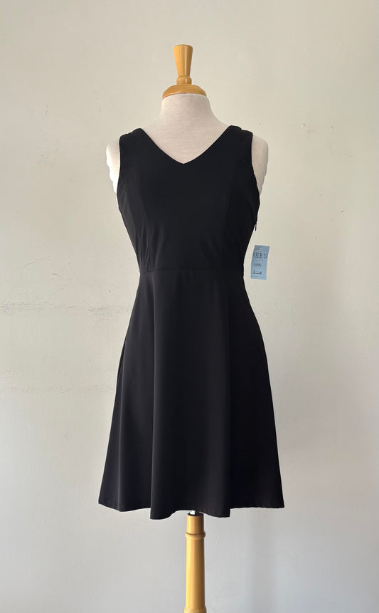 Robe noire, pas manche, encolure en V, bas évasé | KROB-07 (S)