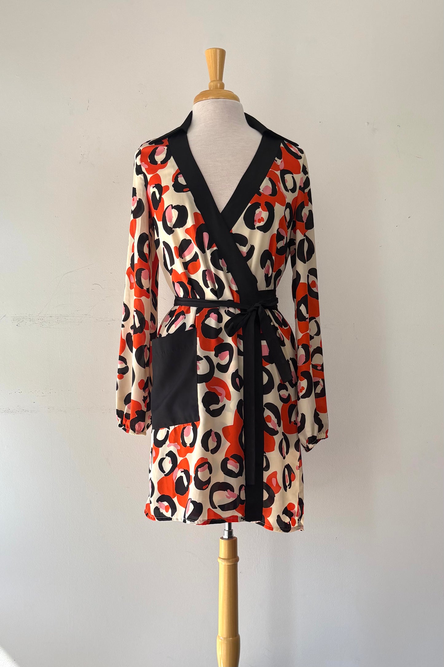 Robe porte-feuille, motif léopard beige, orange, noire, manche longue, poche | CCAY-24 (S)