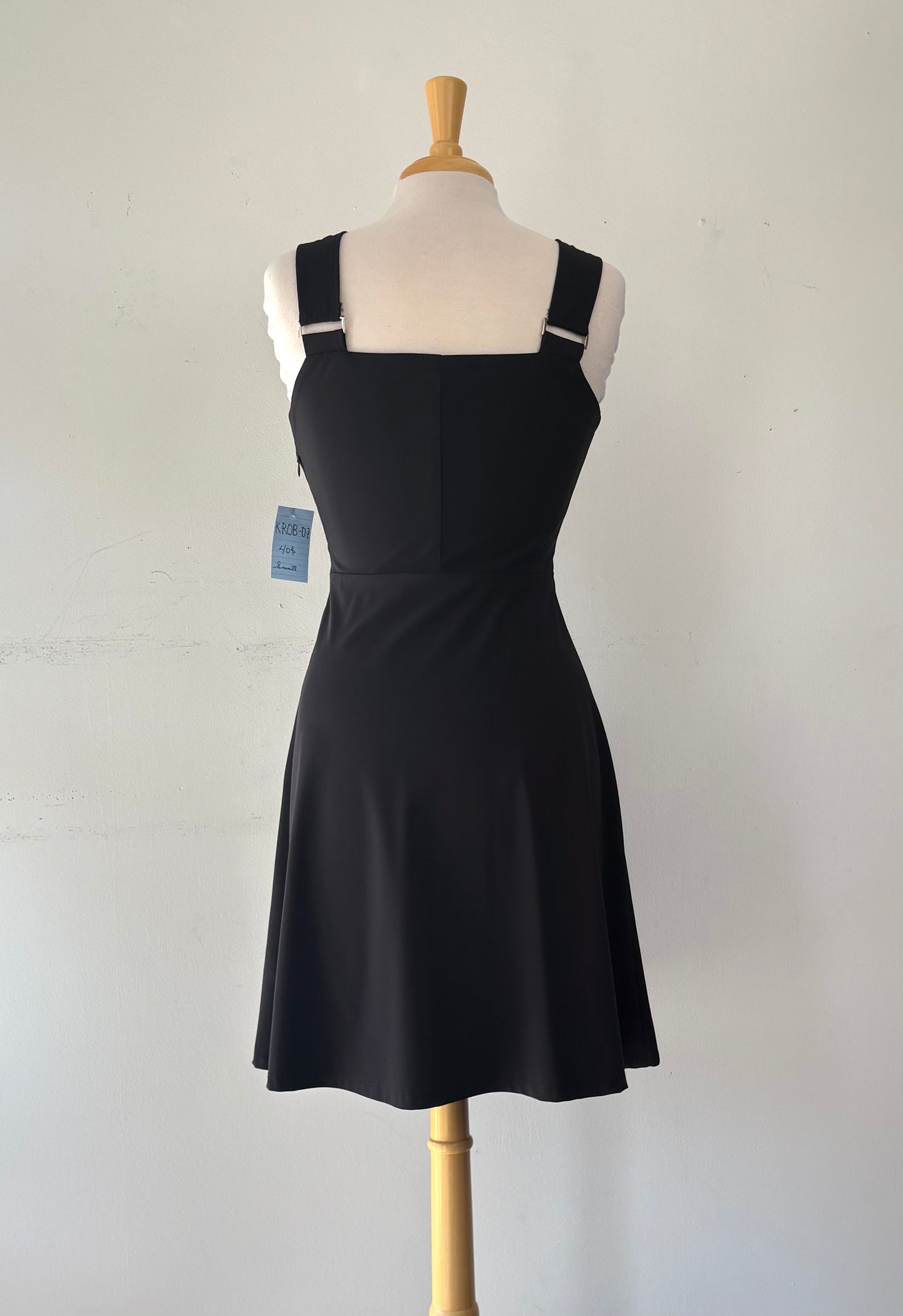 Robe noire, pas manche, encolure en V, bas évasé | KROB-07 (S)
