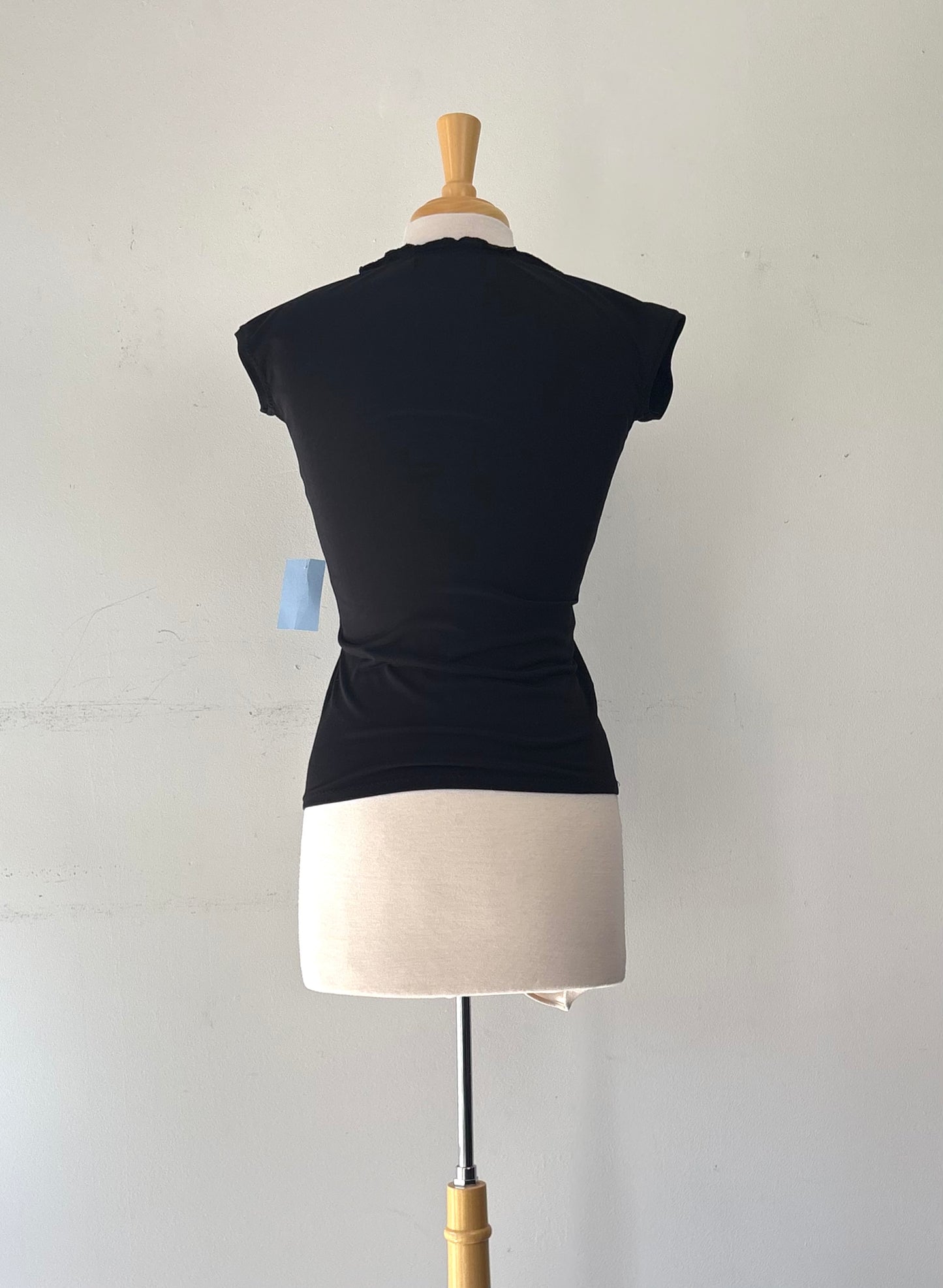 T-shirt noir, pas manche, encolure en rond | MFLAV-16 (XS)