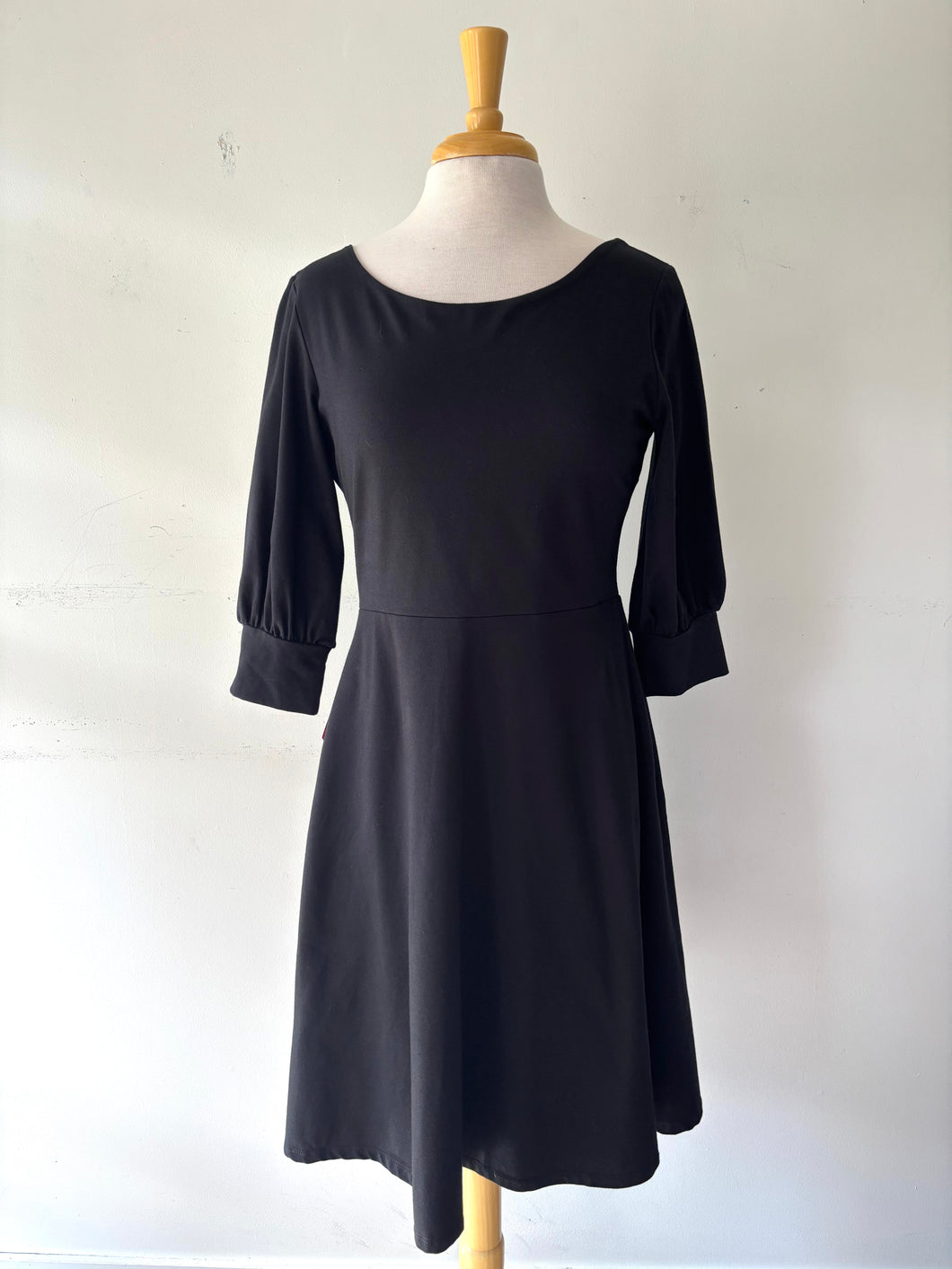 Robe noire Ève Lavoie, neuve | CCHA-14 (S)