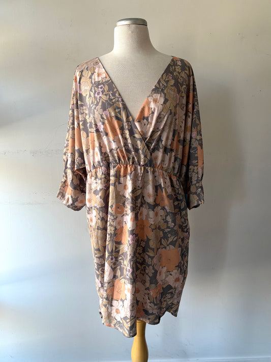 Robe pêche, grise, beige, rose fleurie, manche 3/4, devant cache-coeur | ASIM-166 (XL)