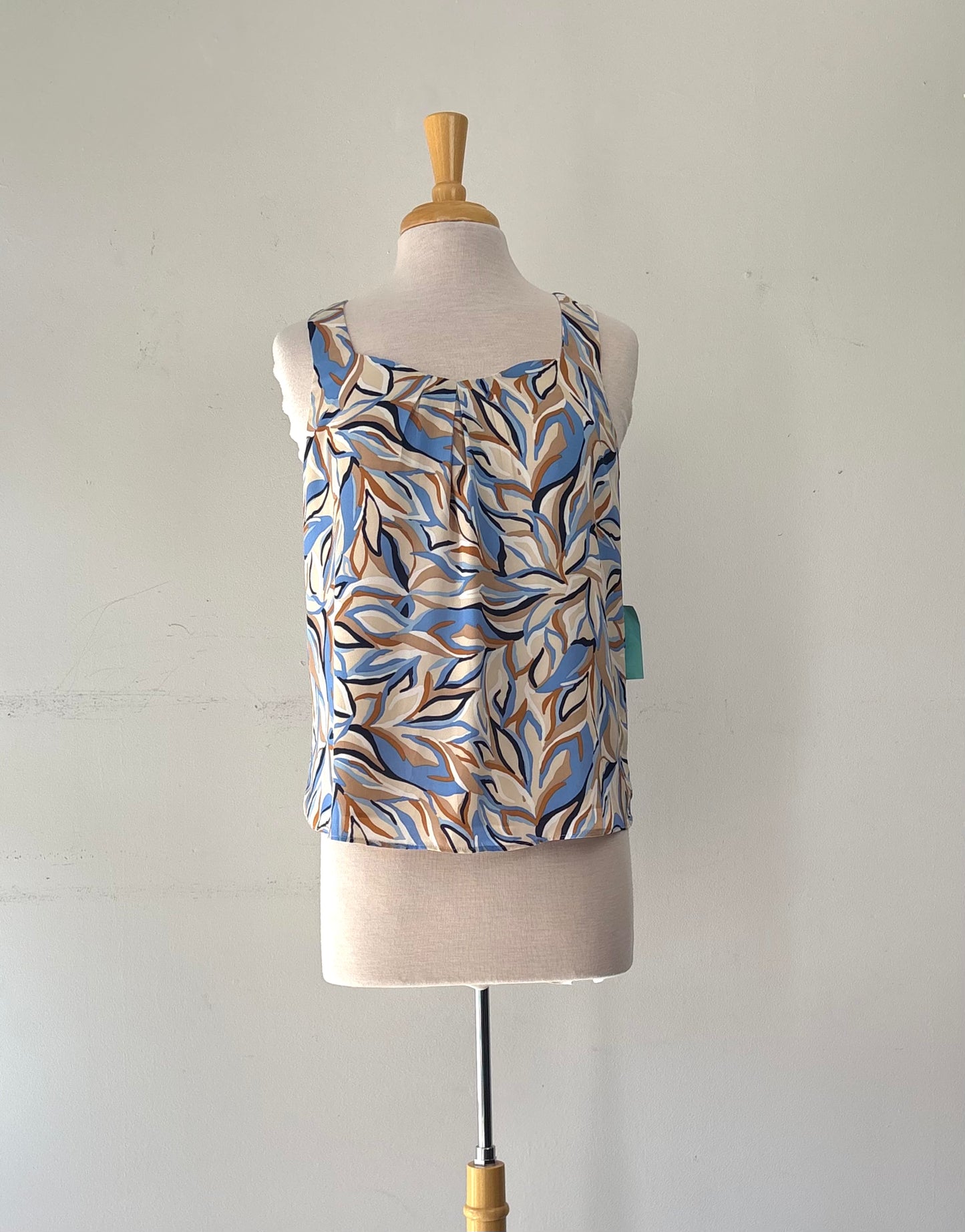 Haut bleu motif beige, brun, noir, pas manche, encolure en V | NMIL-110 (S)