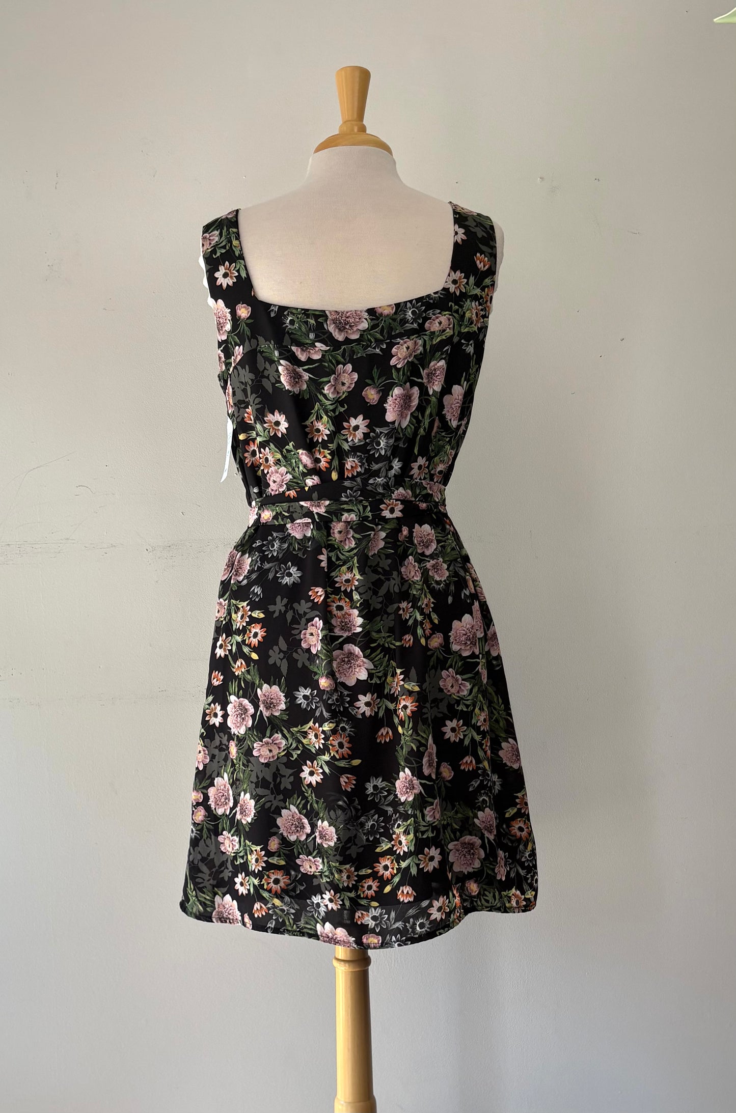 Robe noire fleurie pastel, ceinture, bretelle large | JBEA-06 (L)