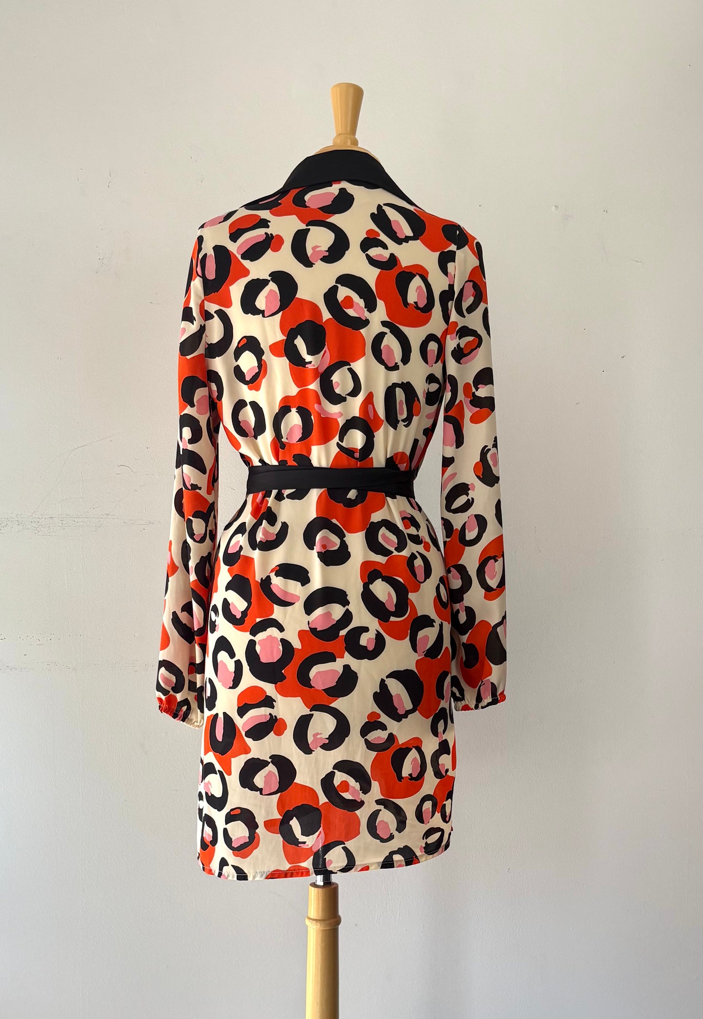 Robe porte-feuille, motif léopard beige, orange, noire, manche longue, poche | CCAY-24 (S)