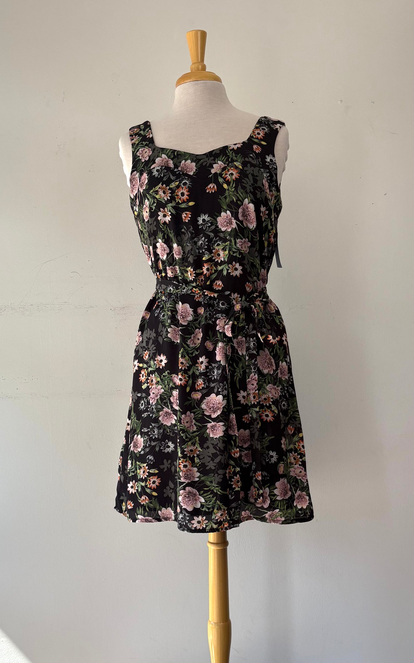 Robe noire fleurie pastel, ceinture, bretelle large | JBEA-06 (L)