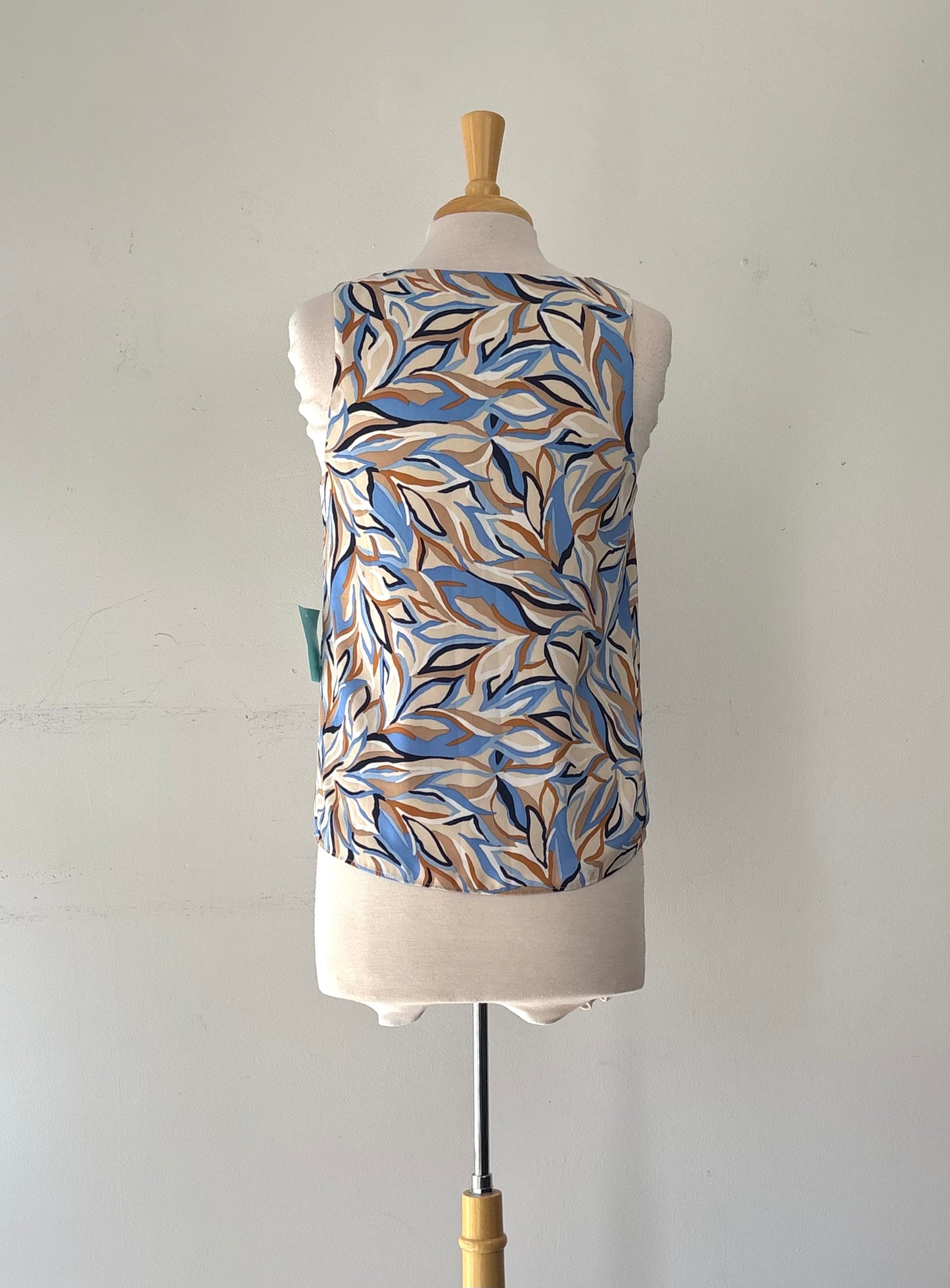 Haut bleu motif beige, brun, noir, pas manche, encolure en V | NMIL-110 (S)