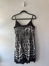Charger l&#39;image dans la galerie, Robe noire/blanc cassé, motif | IARS-10 (15 ans fait petit)
