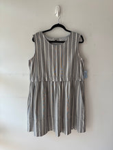 Charger l&#39;image dans la galerie, Robe grise/blanche | CMAR-07 (L fait grande)
