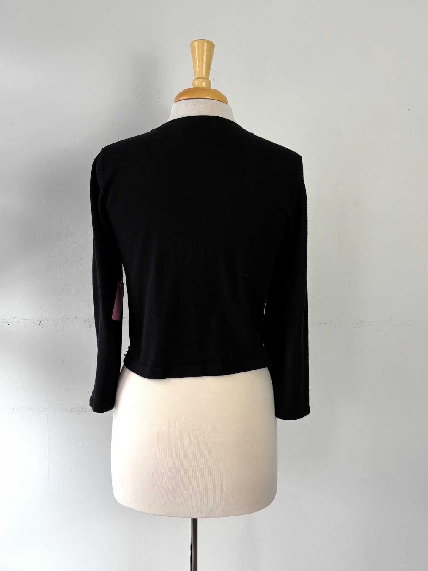 Veste tricot légère noire perlée courte, ouverte | PINK-471 (M)