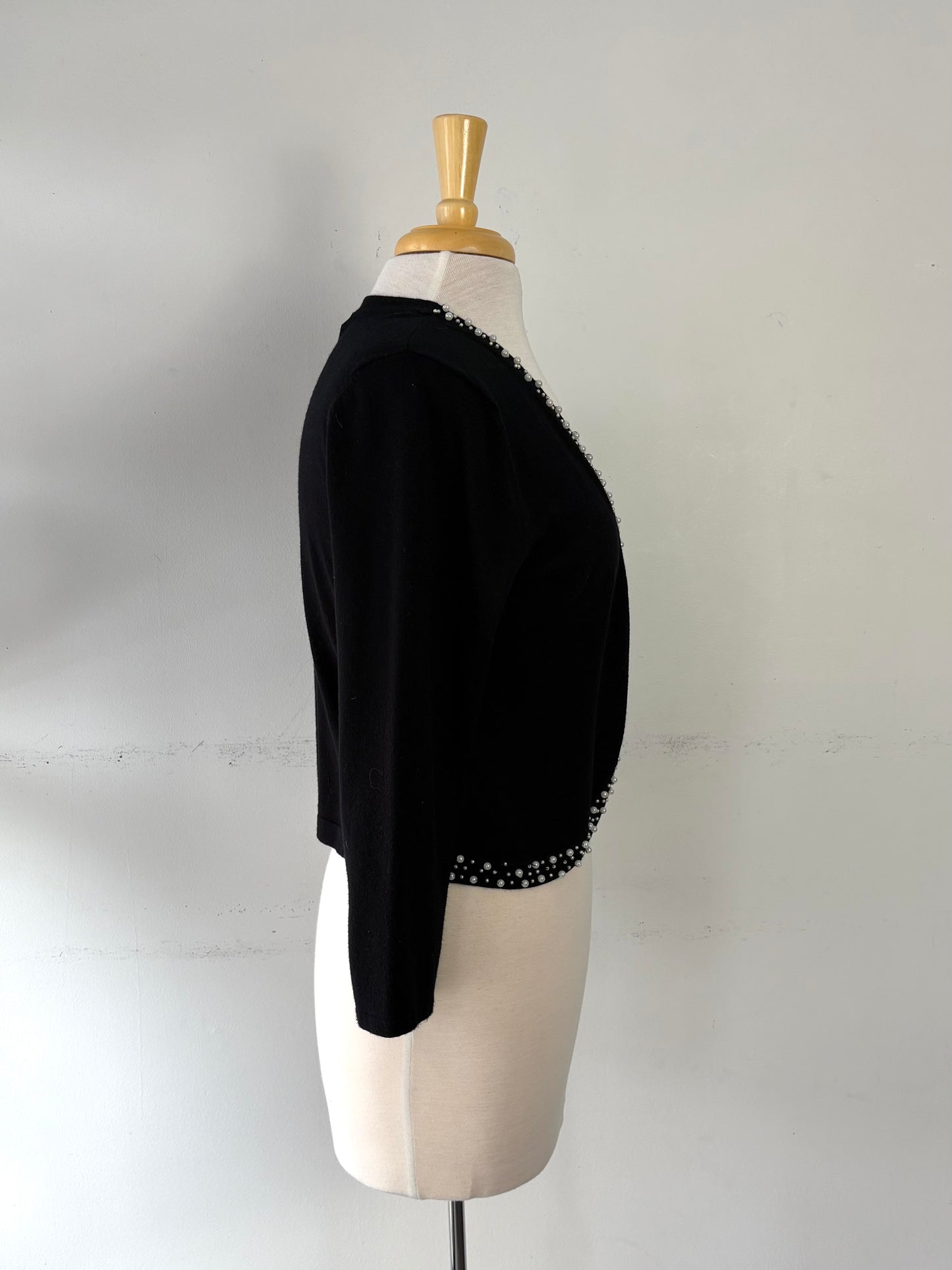 Veste tricot légère noire perlée courte, ouverte | PINK-471 (M)