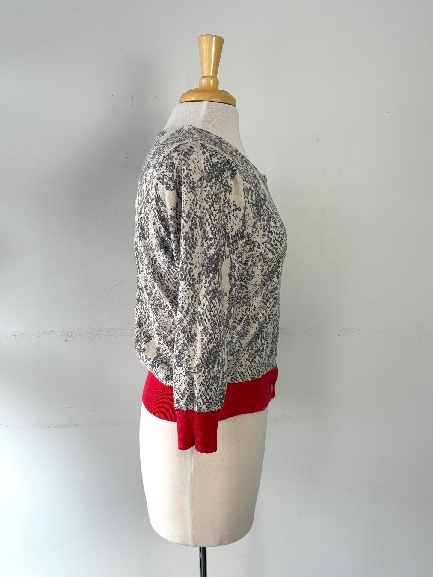 Veste crème, motif gris, bas manche rouge | PINK-472 (XL fait M)
