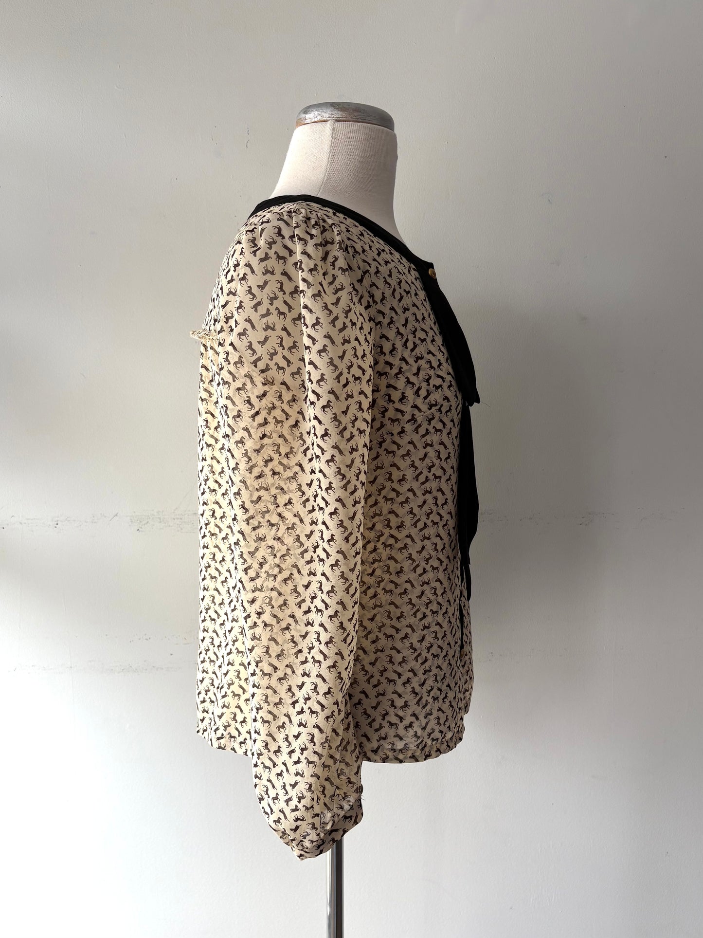 Chemisier beige motif cheval, col imitation boucle, manche longue, bouton doré | ATRA-09 (S) (S)