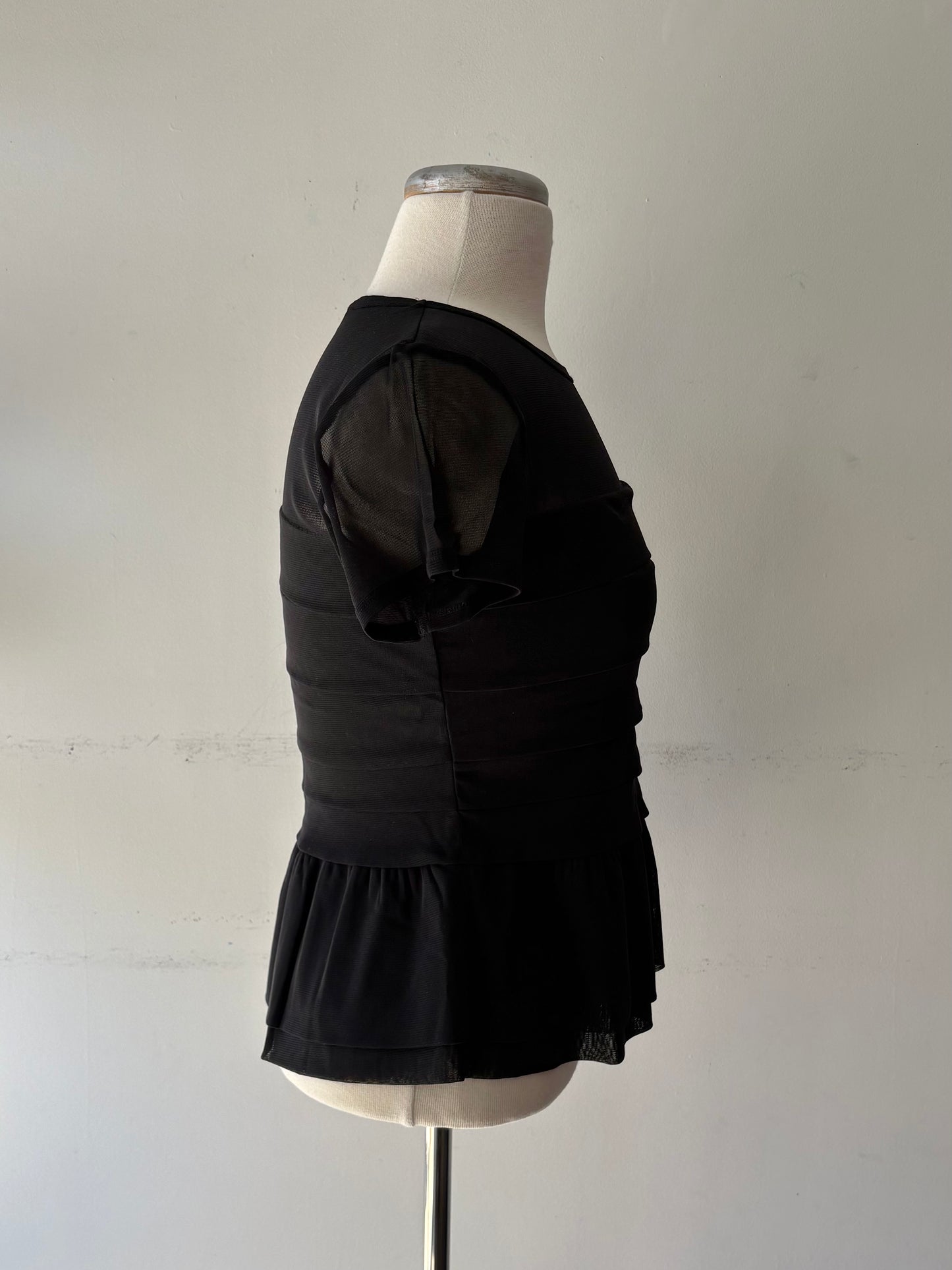 Top noir, manche courte, volant au bas | NMIL-68 (M)