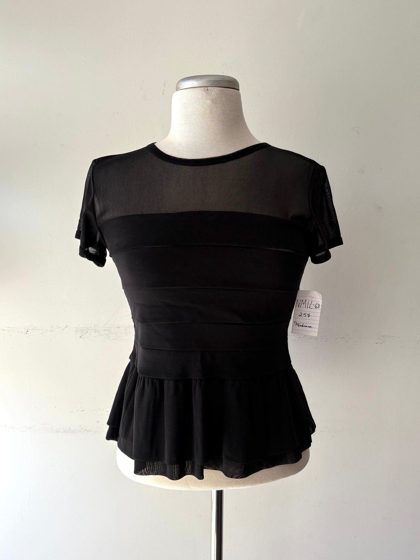 Top noir, manche courte, volant au bas | NMIL-68 (M)