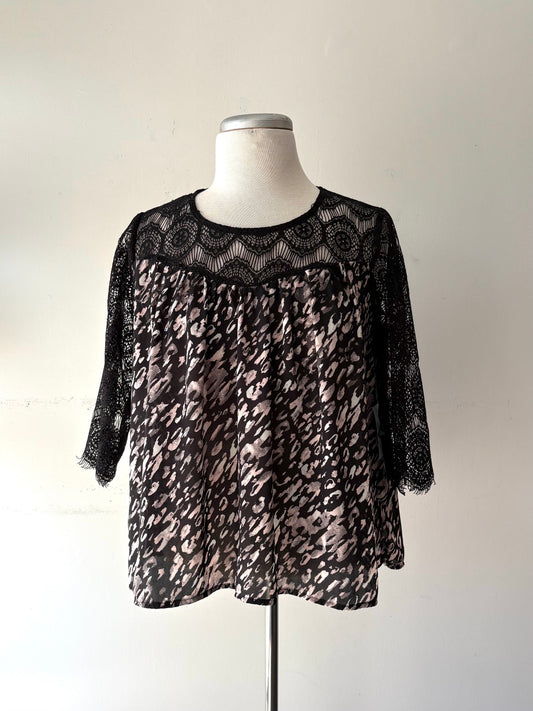 Haut noir, manche 3/4, haut et manche dentelle noir, bas gris motif | MNDUH-55 (L)