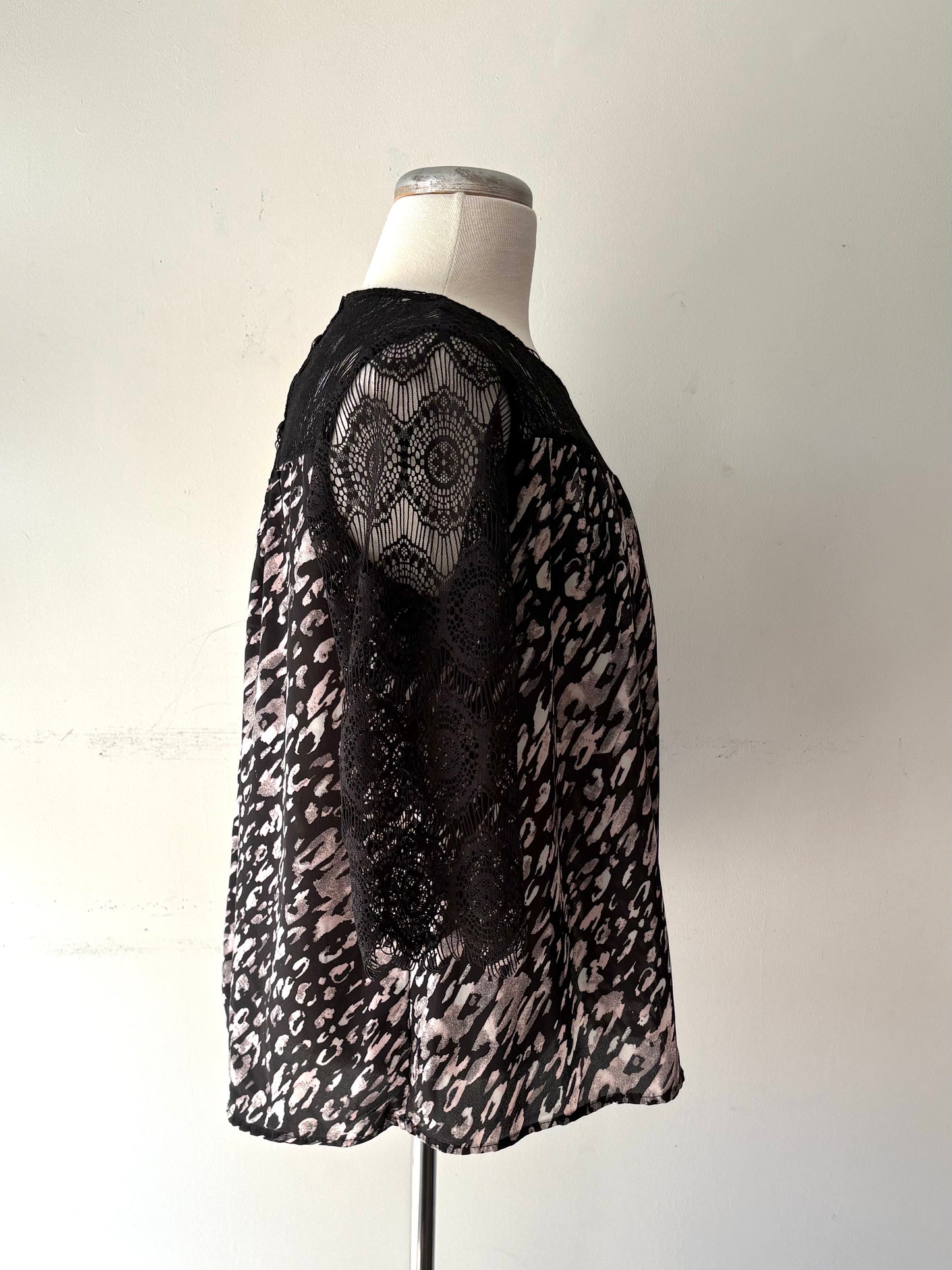 Haut noir, manche 3/4, haut et manche dentelle noir, bas gris motif | MNDUH-55 (L)