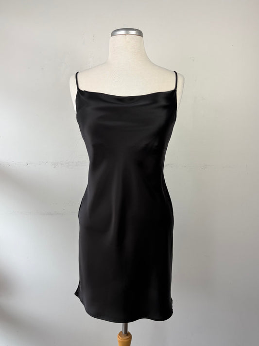 Robe satin noire, bretelles fines | MLAB-04 (S)