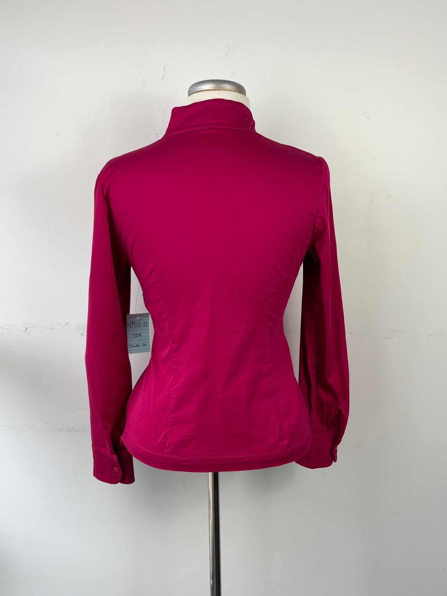 Blouse ajustée fuchsia, volant sur le devant, encolure en V manche longue | NMIL-77 (38)