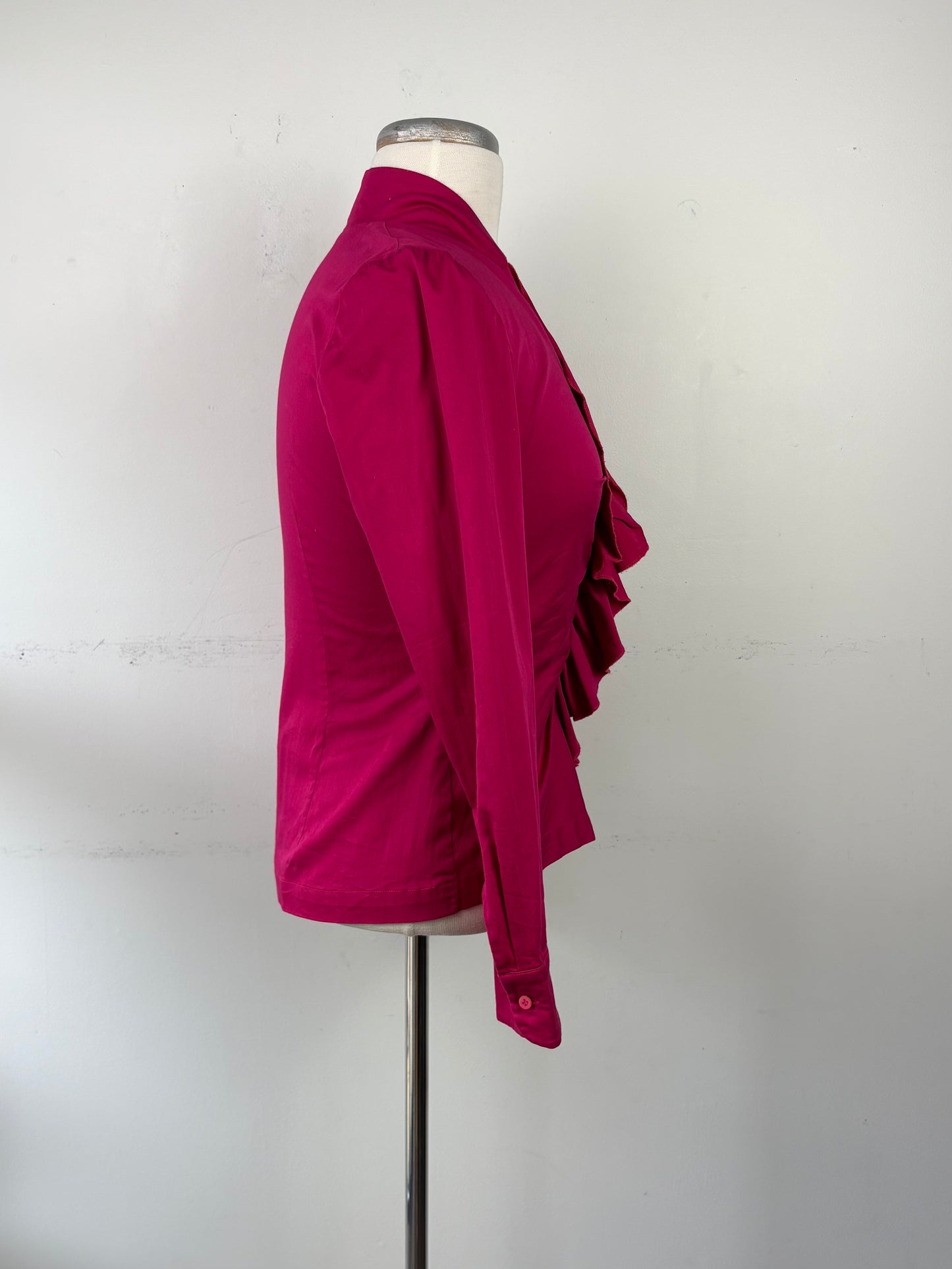Blouse ajustée fuchsia, volant sur le devant, encolure en V manche longue | NMIL-77 (38)