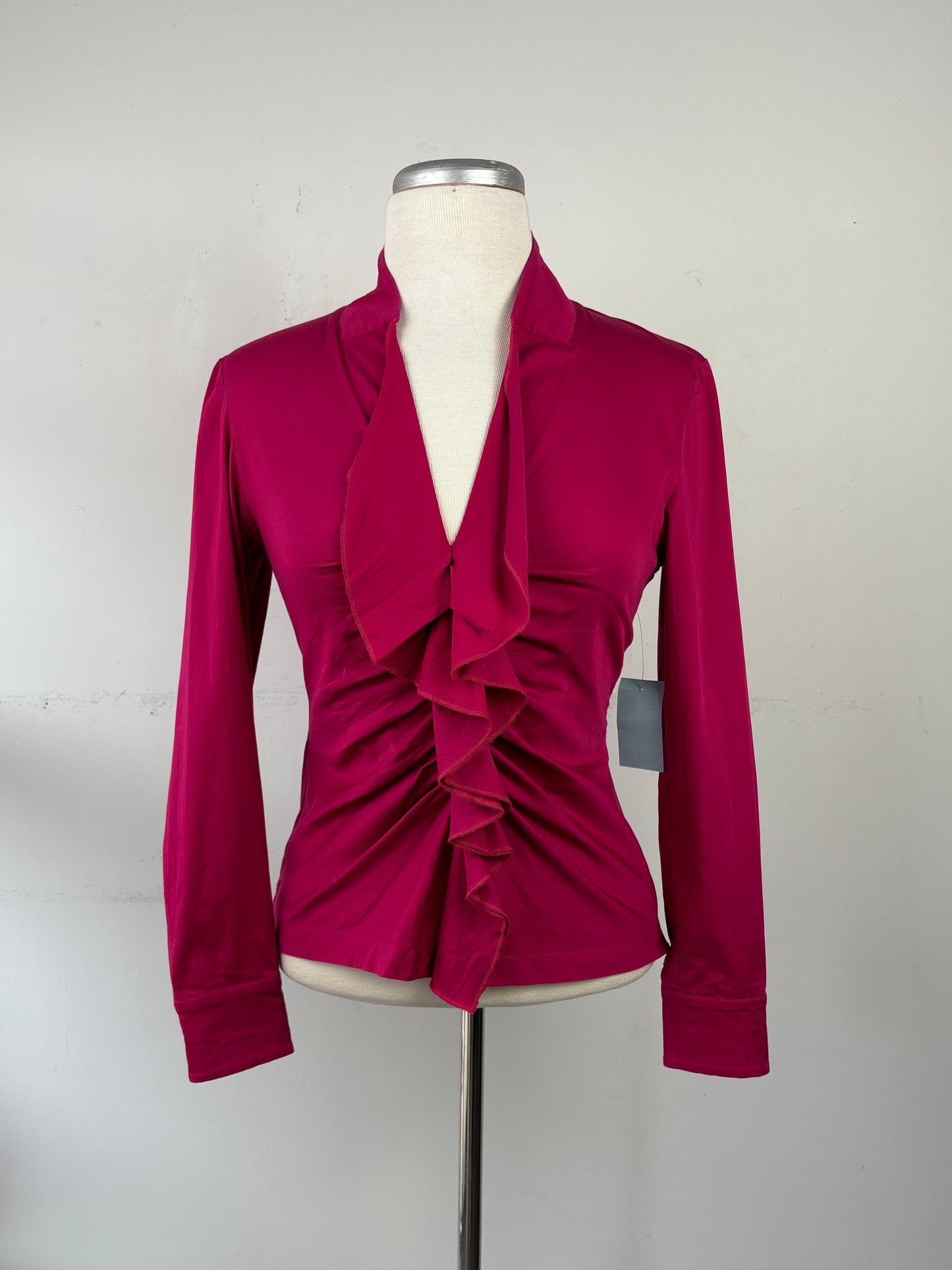 Blouse ajustée fuchsia, volant sur le devant, encolure en V manche longue | NMIL-77 (38)