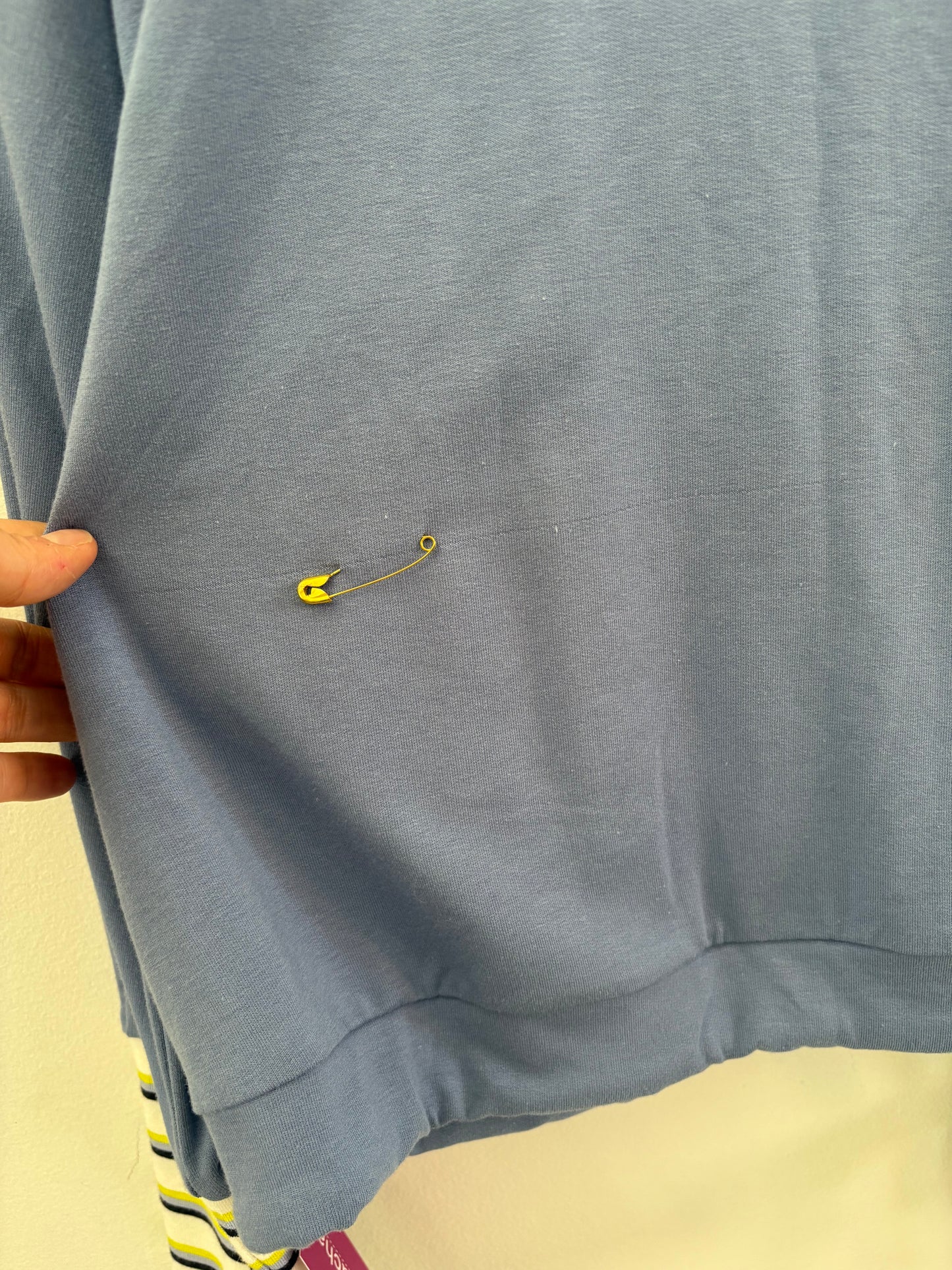 Chandail Freesia bleu pâle défaut au dos | Pinkmuchacha | (XL)