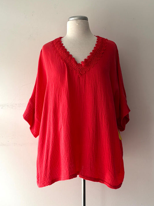 Haut rouge, manche courte, guipure à l'encolure | PINK-599 (1X)