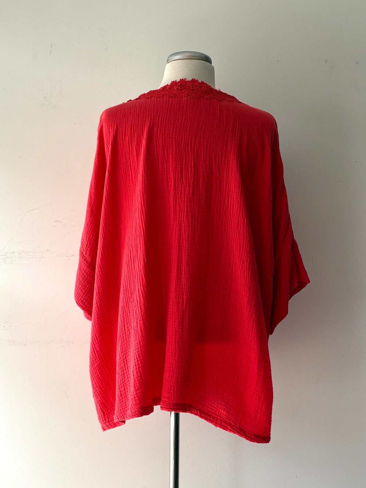 Haut rouge, manche courte, guipure à l'encolure | PINK-599 (1X)